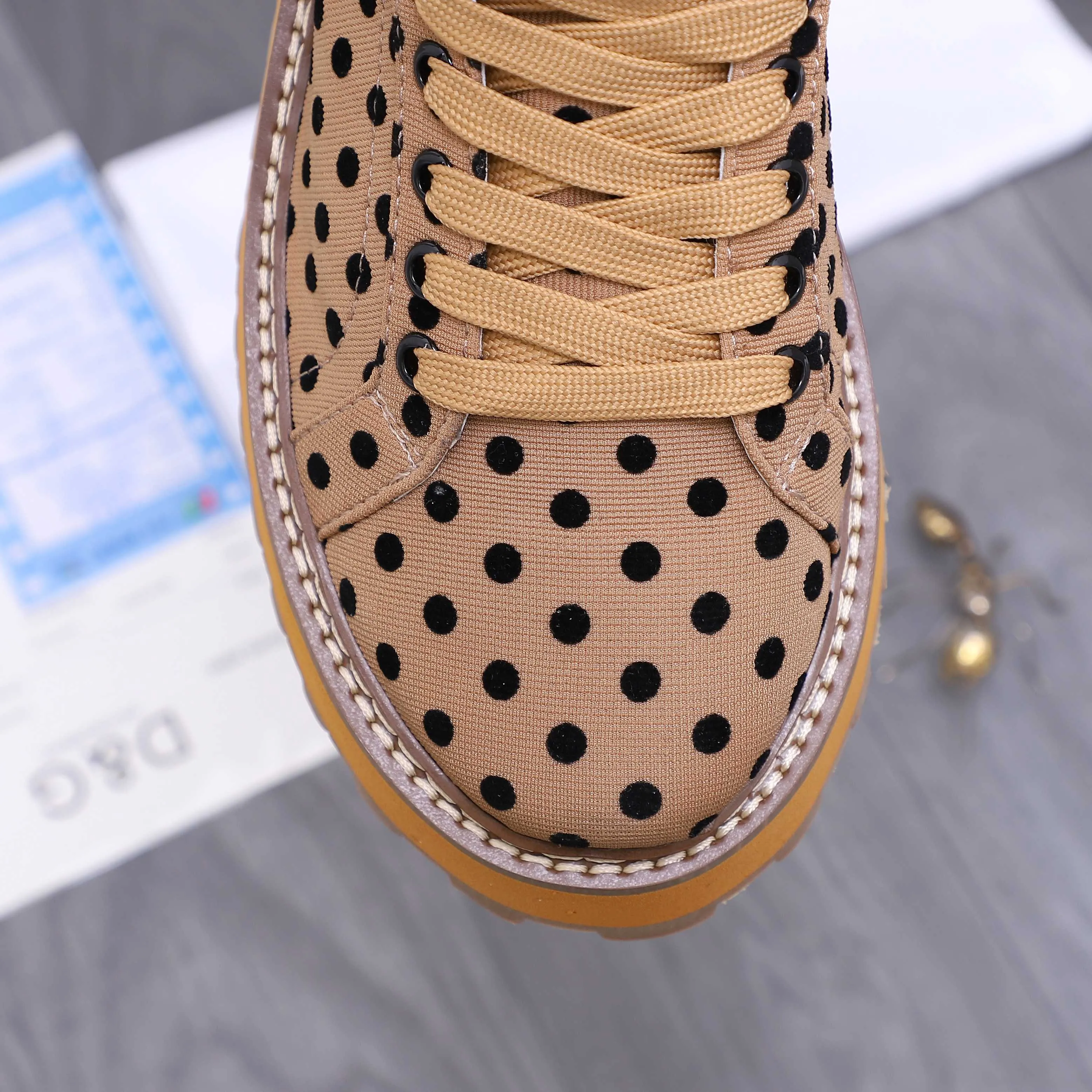 Men's shoes 💰442 Product trademark: DG (Dolce & Gabbana) casual shoes for couples. Regular size: 36-46 (45.46 is custom-made and non-refundable). Product materials: Selected breathable woven upper, leather lining, cowhide insole, non-slip rubber outsole